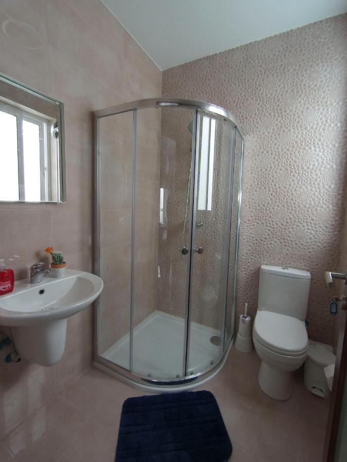 F7 Room 2, Private Bedroom Two Single Beds Shared Bathroom In Shared Flat 姆西达 外观 照片