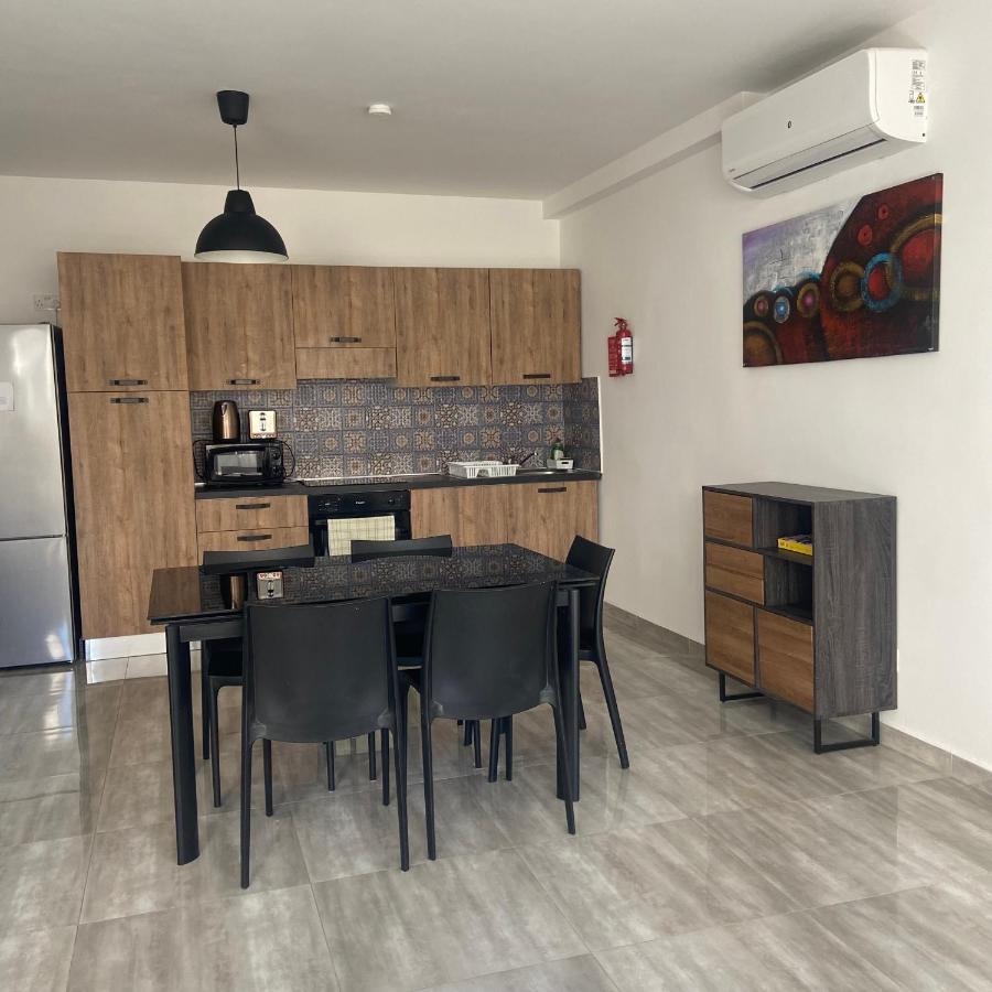 F7 Room 2, Private Bedroom Two Single Beds Shared Bathroom In Shared Flat 姆西达 外观 照片