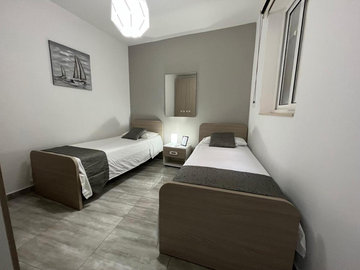 F7 Room 2, Private Bedroom Two Single Beds Shared Bathroom In Shared Flat 姆西达 外观 照片